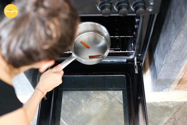 Giấm trắng bốc hơi làm bong vết bẩn bên trong lò