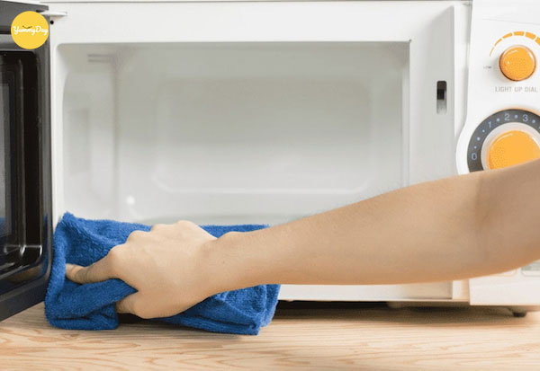 Nên dùng giẻ lau mềm để vệ sinh lò vi sóng