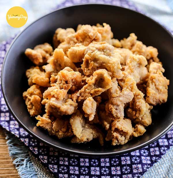 Chiên sụn gà cho vàng giòn
