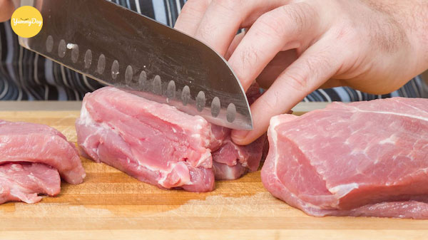 Thái thịt miếng vừa phải