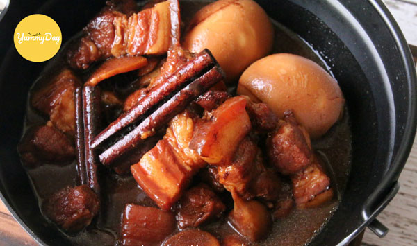 Tiến hành nấu món thịt kho trứng thôi nào