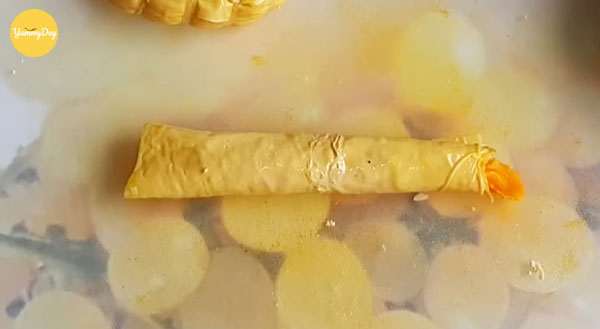 Đặt nui ở phần cuối đuôi tôm
