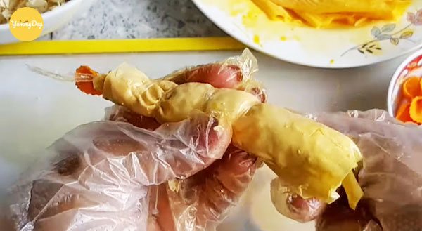Dùng dây buộc tôm lại