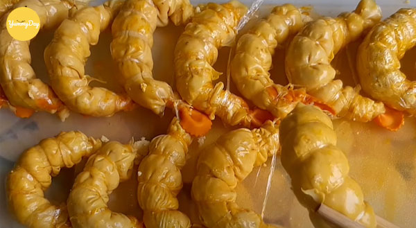 Quấn tôm cho thật đẹp nhé