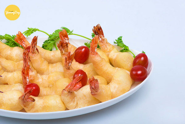 Tôm chiên bột vàng ươm thu hút ánh nhìn