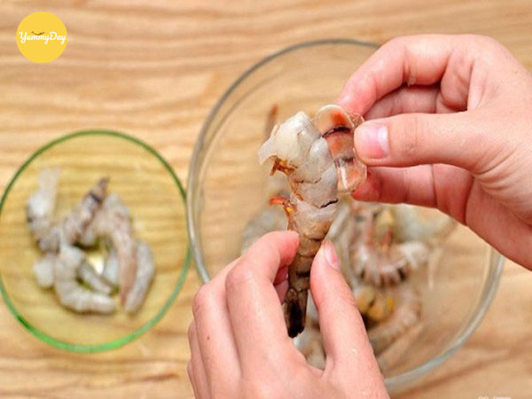 Sơ chế tôm trước khi thực hiện