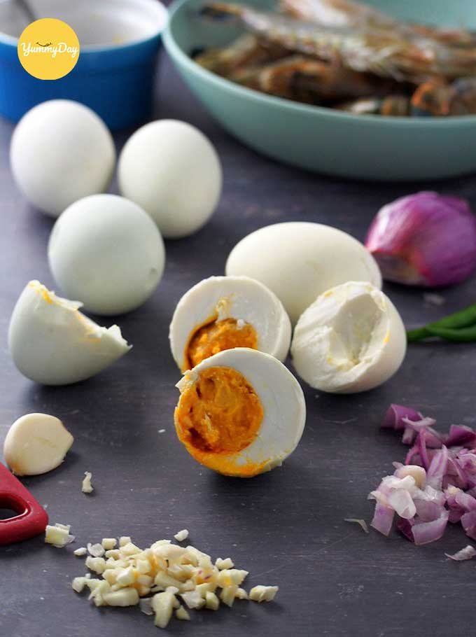 Trứng muối sau khi luộc