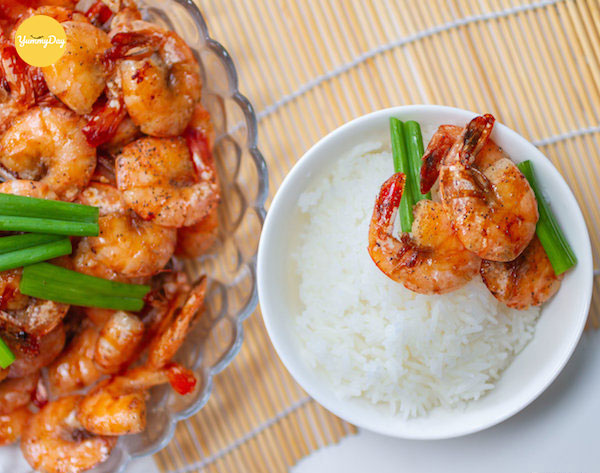 Thành phẩm món tôm kho tàu thơm nứt mũi