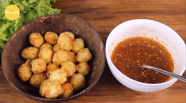 Trứng cút đã chiên và nước mắm