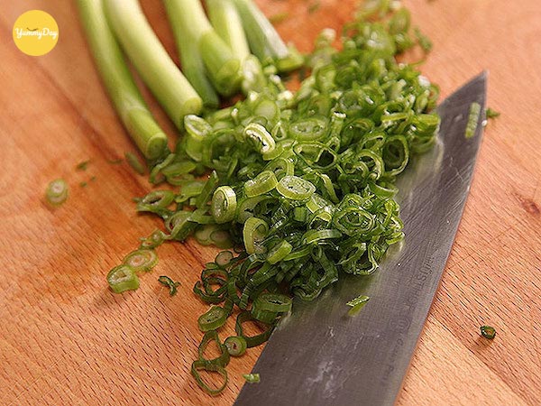 Thái nhuyễn hành lá