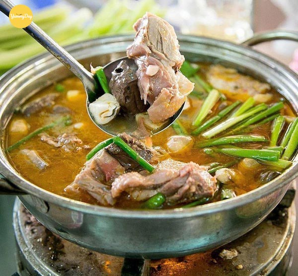 Thưởng thức món vịt om sấu
