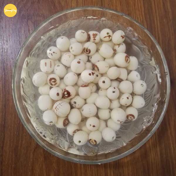 Chần sơ qua hạt sen cà củ sen để không bị nát
