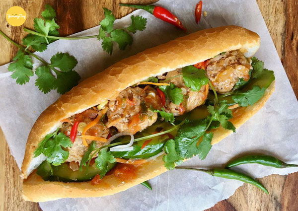 Ổ bánh mì kẹp xíu mại ngon quá ngon