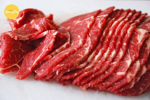 Thịt bò được thái mỏng, bản to