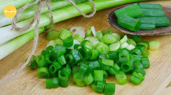 Cắt hành thành hai phần