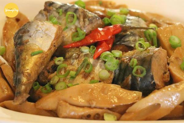 Món cá nục kho măng đậm chất dân dã