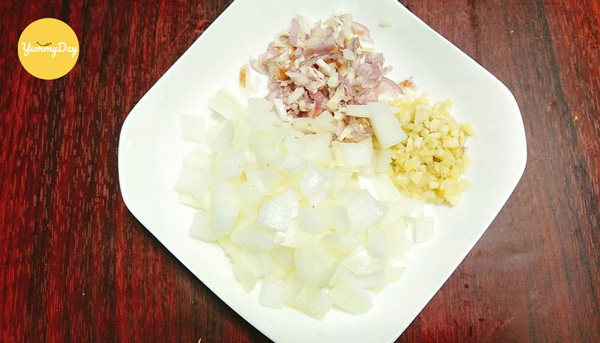 Hành tỏi thì đem thái nhỏ