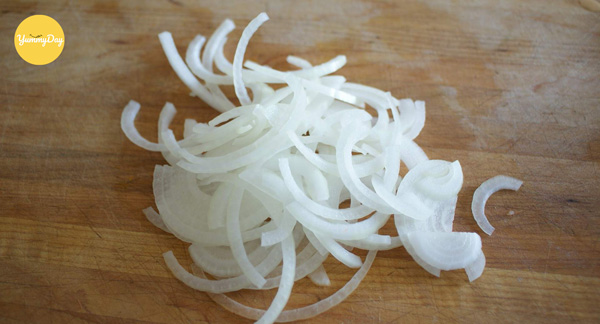 Hành tây tiến hành thái khoanh mỏng