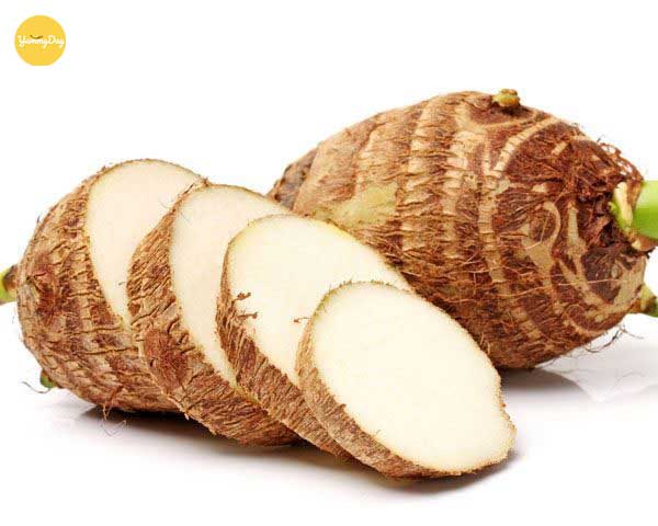 Khoai sọ đem đi gọt vỏ và cắt khúc vừa ăn