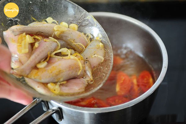 Cho cá khoai vào nồi nước cùng cà chua