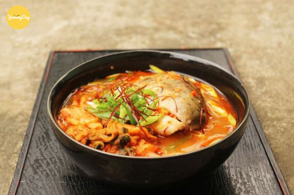 Canh đầu cá hồi nấu kim chi thơm ngon