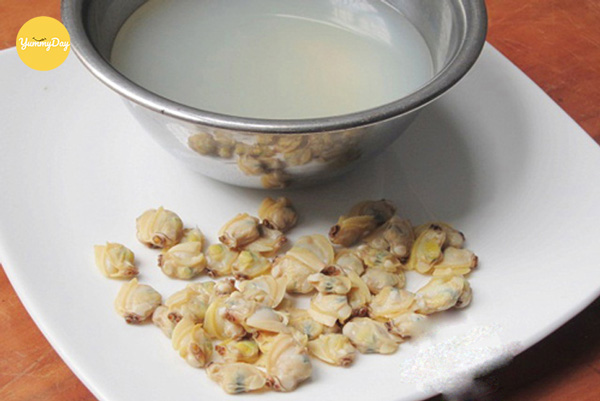 Tách lấy thịt nghêu