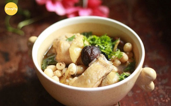 Canh gà hạt sen đầy bổ dưỡng