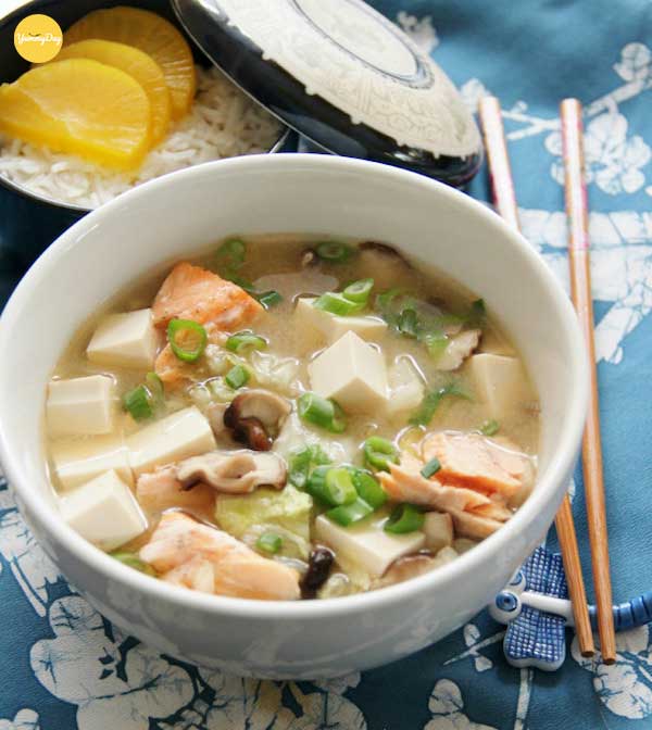 Canh hẹ đậu hũ ăn kèm với củ cải muối