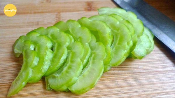 Khổ qua đem xắt lát mỏng