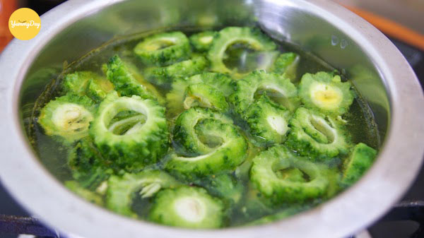 Ngâm khổ qua trong nước muối