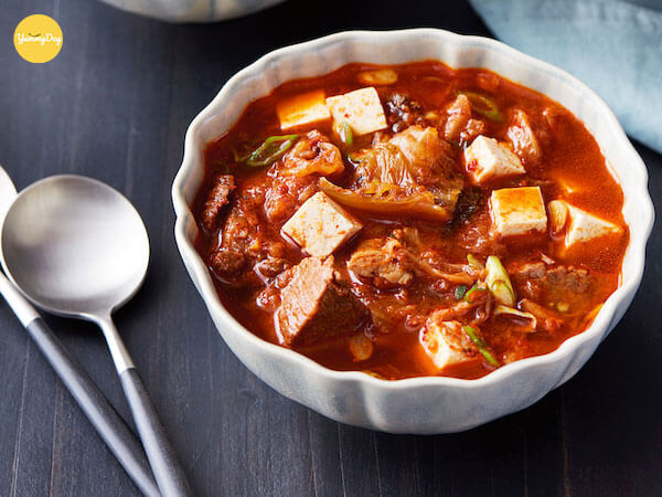 Món canh kim chi thịt bò có màu nước lèo đẹp mắt