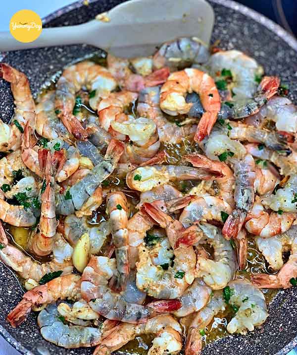 Xào sơ để thịt tôm săn lại