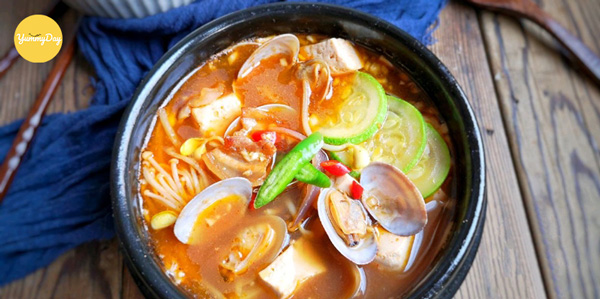 Cách nấu canh ngao đậu phụ nấm kim châm