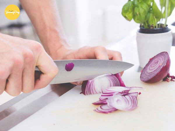 Hành tây đem rửa sạch và thái lát mỏng
