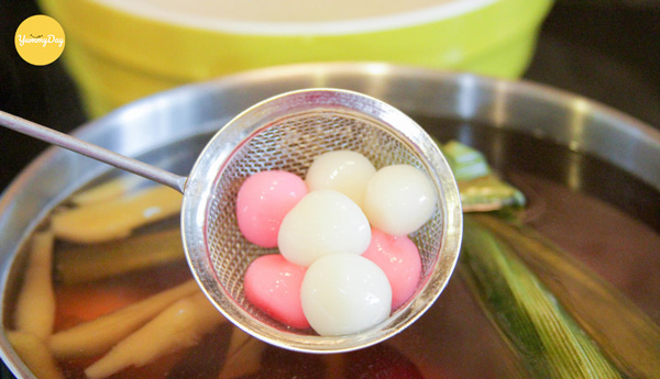 Nấu nước đường phèn với gừng