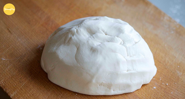 Để cho bột nghỉ để chuẩn bị tạo hình bánh