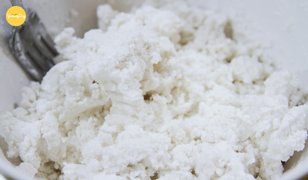 Nhào bột làm vỏ bánh trôi nước