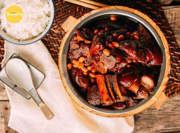 Hầm giò heo hầm đến khi chín mềm ăn kèm với cơm là hết sẩy