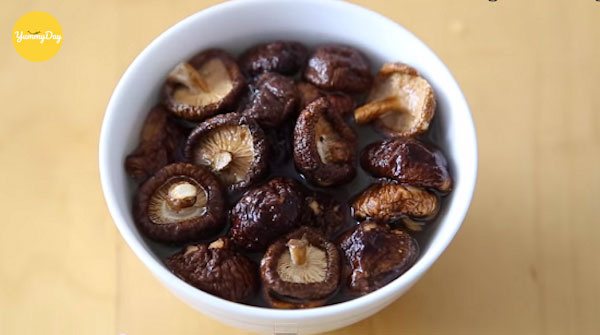 Ngâm nấm đông cô cho mềm