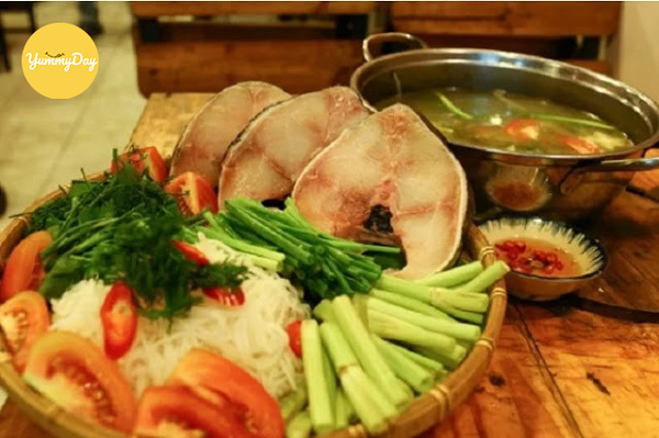Hoàn thành món lẩu cá bóp chua cay