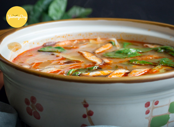 Lẩu gà nấu nấm nhìn cực ngon