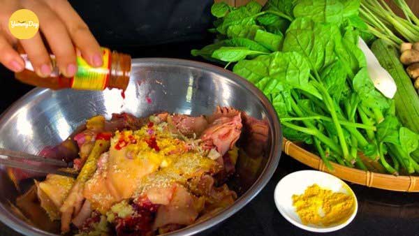 Ướp thịt gà với gia vị cho đậm đà