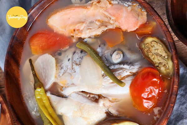 Nấu lẩu đầu cá hồi măng chua siêu hấp dẫn