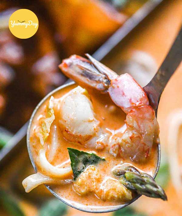 Tôm tươi ngon hoà cũng nước lẩu hấp dẫn