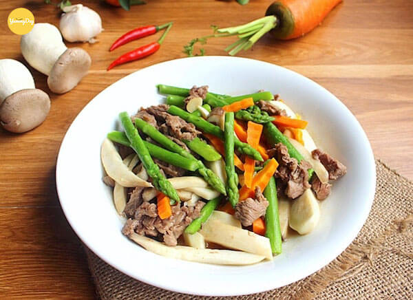 Măng tây xào với thịt bò và cà rốt
