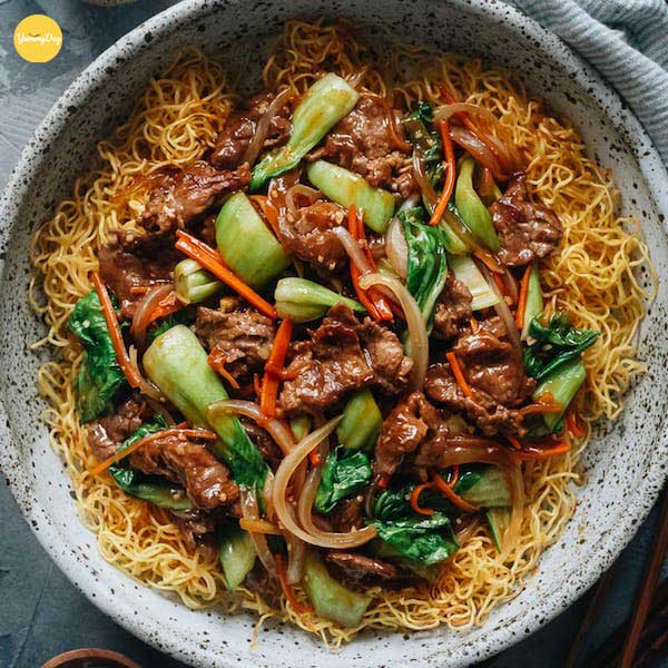 Mì xào bò với rau củ thơm ngon