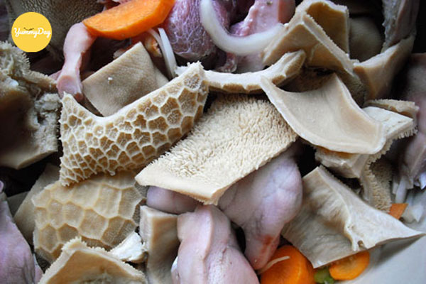 Sơ chế lòng heo và rau củ