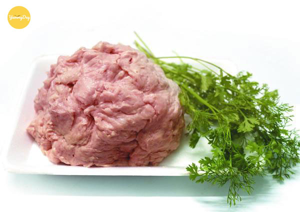 Giò sống này bạn hãy giã cùng với thịt cua