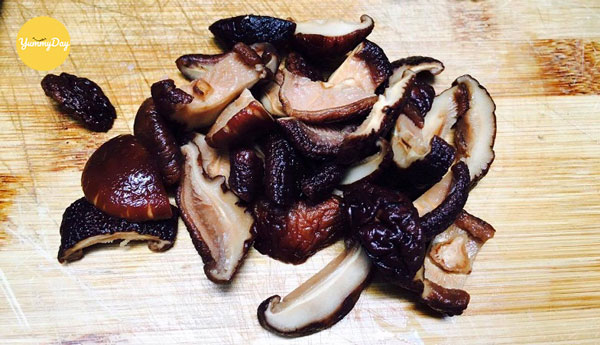 Sơ chế và thái mỏng nấm hương