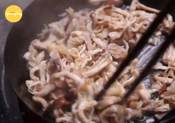 Xào thịt gà cho thịt chín trước